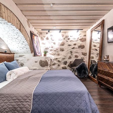 Unesco Hidden Arches - Restored 3 Bedroom Apartment In The Historic Pilies St. Vilnius Ngoại thất bức ảnh