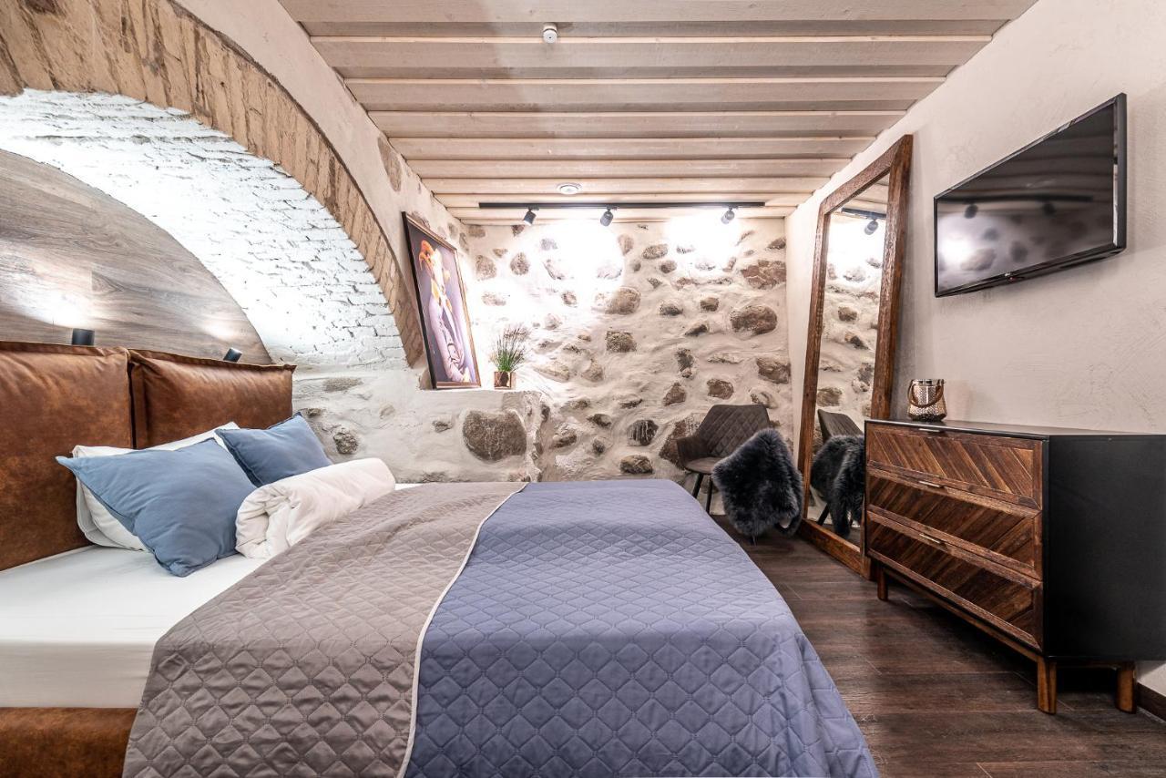 Unesco Hidden Arches - Restored 3 Bedroom Apartment In The Historic Pilies St. Vilnius Ngoại thất bức ảnh