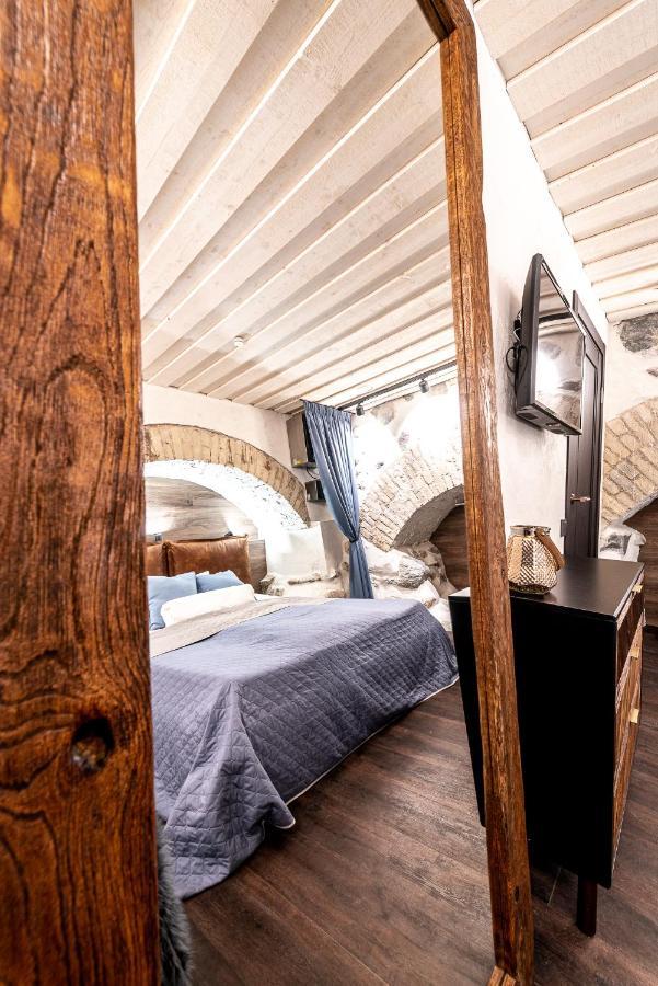 Unesco Hidden Arches - Restored 3 Bedroom Apartment In The Historic Pilies St. Vilnius Ngoại thất bức ảnh