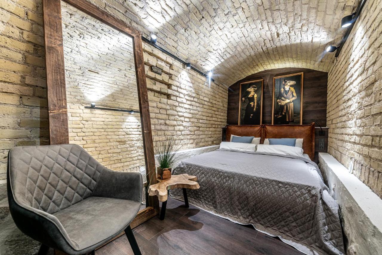 Unesco Hidden Arches - Restored 3 Bedroom Apartment In The Historic Pilies St. Vilnius Ngoại thất bức ảnh