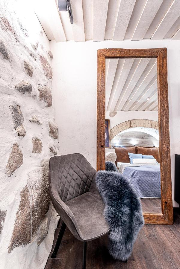 Unesco Hidden Arches - Restored 3 Bedroom Apartment In The Historic Pilies St. Vilnius Ngoại thất bức ảnh