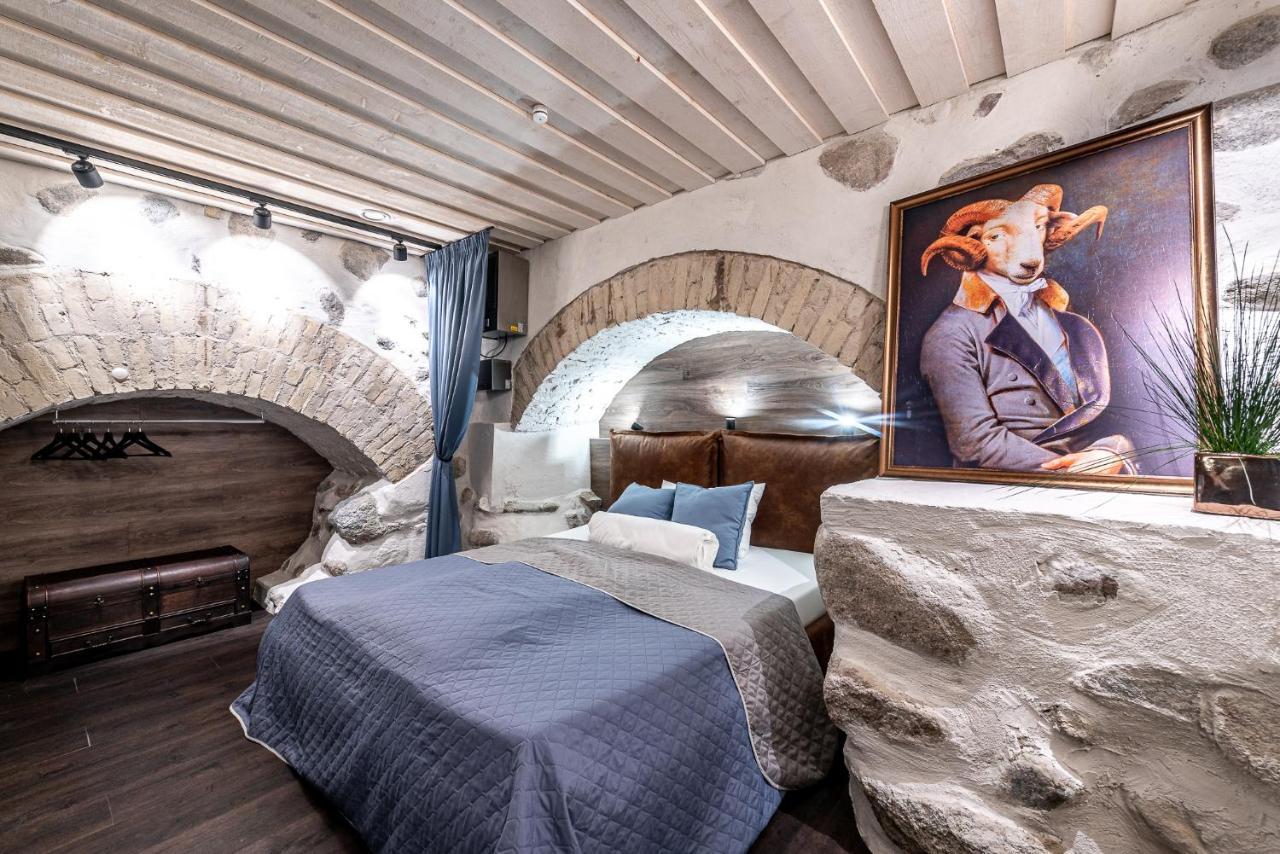 Unesco Hidden Arches - Restored 3 Bedroom Apartment In The Historic Pilies St. Vilnius Ngoại thất bức ảnh